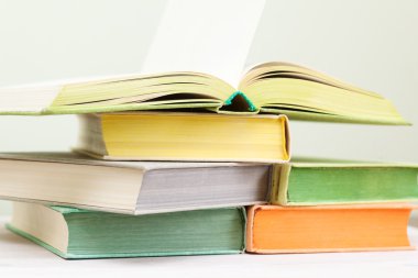parlak renkli kapakları olan birkaç kitap