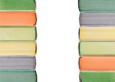 Beyaz arka plan üzerinde izole bir kaç kitap