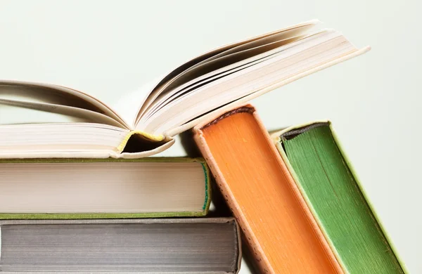 Een paar boeken met felgekleurde covers — Stockfoto