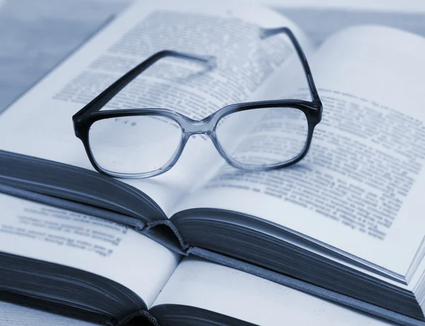 Glazen en open boeken op tafel — Stockfoto