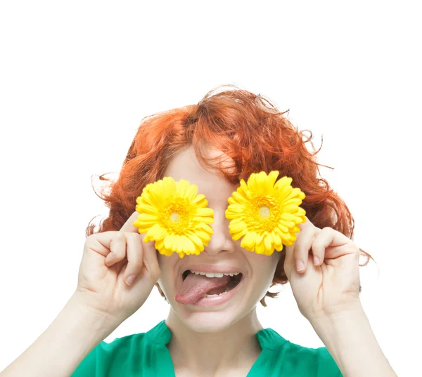 Roodharige meisje met gele gerbera's geïsoleerd op een witte pagina — Stockfoto