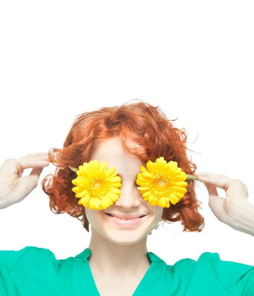 Gadis berambut merah dengan gerberas kuning terisolasi dalam kelompok kulit putih — Stok Foto