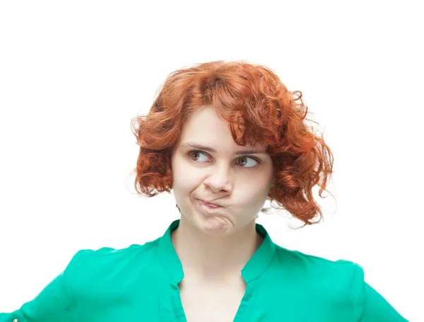 Mulher ruiva emocional em dúvida, isolado em backgroun branco — Fotografia de Stock