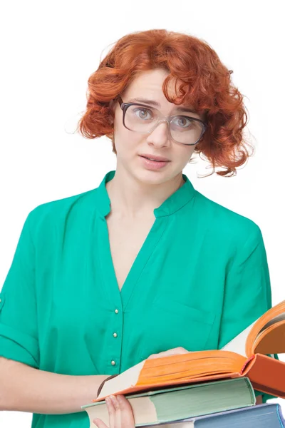 Рыжая девушка в очках с книгами — стоковое фото