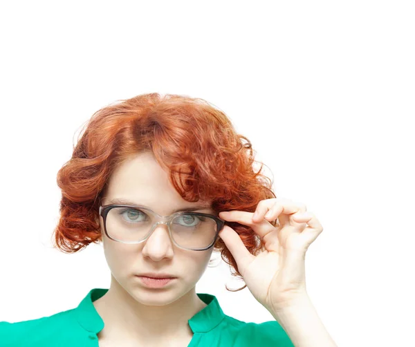 Menina de cabelos vermelhos em óculos pensando isolado no branco — Fotografia de Stock