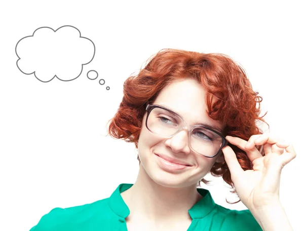 Menina de cabelos vermelhos em óculos pensando isolado no branco — Fotografia de Stock