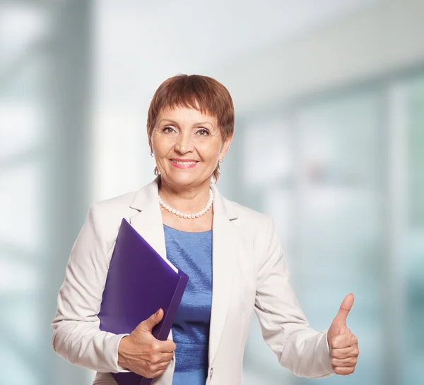 çekici bir kadın 50 yaşında için belgeleri içeren bir klasör