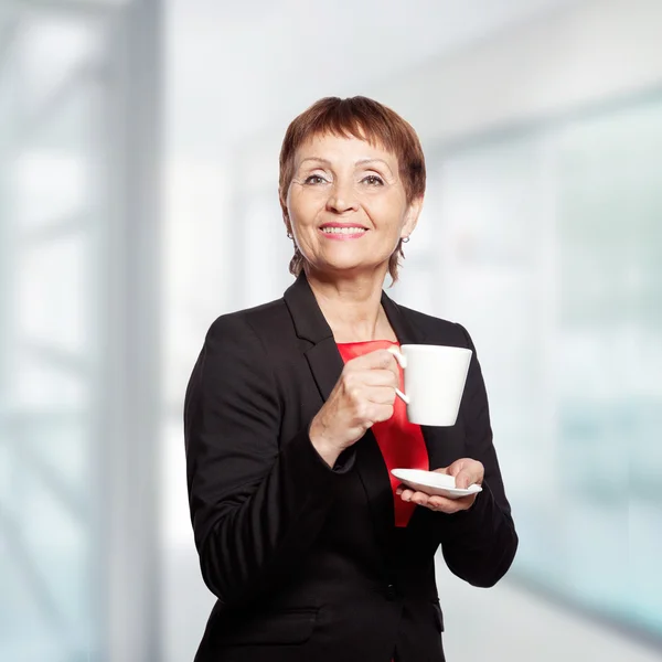 Attraktiv kvinna 50 år med kopp kaffe — Stockfoto