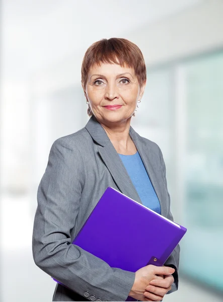 çekici bir kadın 50 yaşında için belgeleri içeren bir klasör