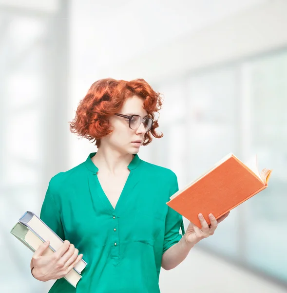 Chica pelirroja en gafas con libros — Foto de Stock