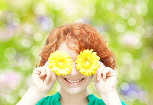 Bella giovane donna con i capelli rossi ricci su sfondo primavera — Foto Stock