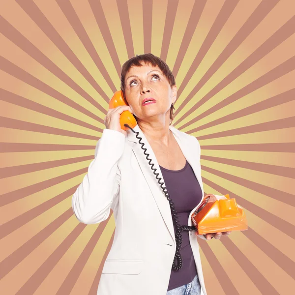 Attraktive Frau 50 Jahre mit Oldtimer-Telefon — Stockfoto