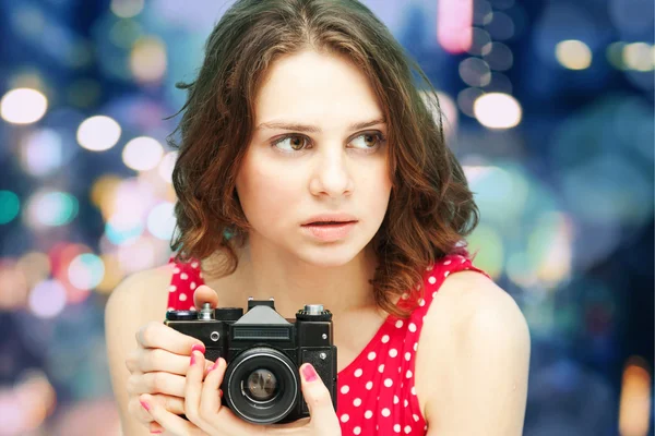 Mooi meisje met vintage fotocamera op nacht achtergrond in — Stockfoto