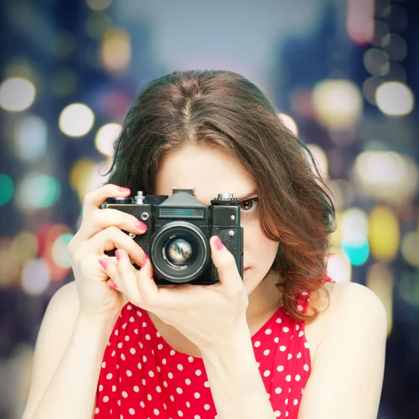 Gece arka planda üzerinde vintage fotoğraf makinesi ile güzel kız — Stok fotoğraf