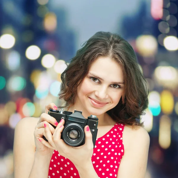 Belle fille avec appareil photo vintage sur fond de nuit en — Photo