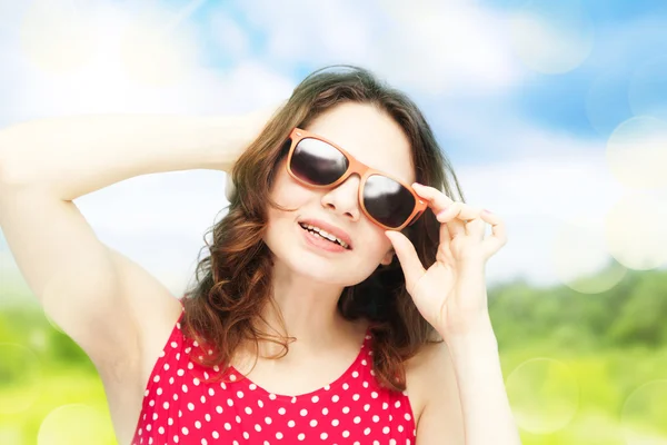 Menina bonita em óculos de sol no fundo do verão em foco suave — Fotografia de Stock