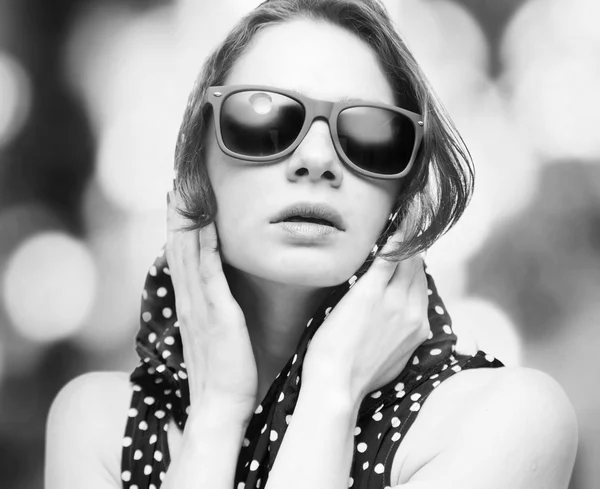 Belle jeune femme en lunettes de soleil, image noir et blanc — Photo