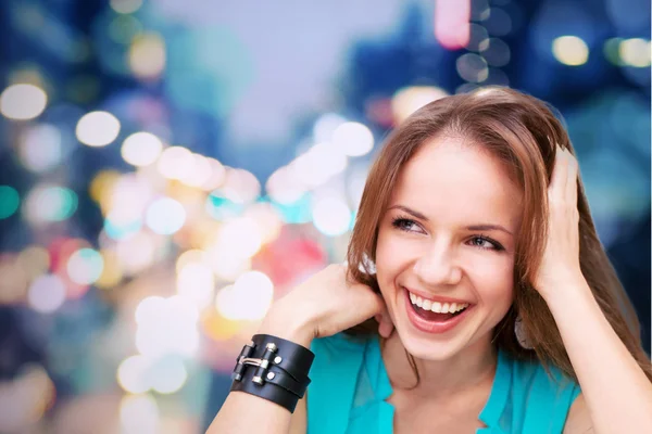 Junge Frau lächelt — Stockfoto