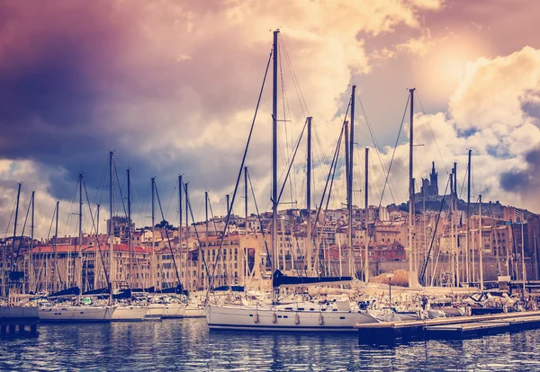 Vista de la ciudad y el puerto de mar en el fondo de soles dramáticos —  Fotos de Stock