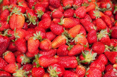 mağaza raflarında, arka birçok çilek