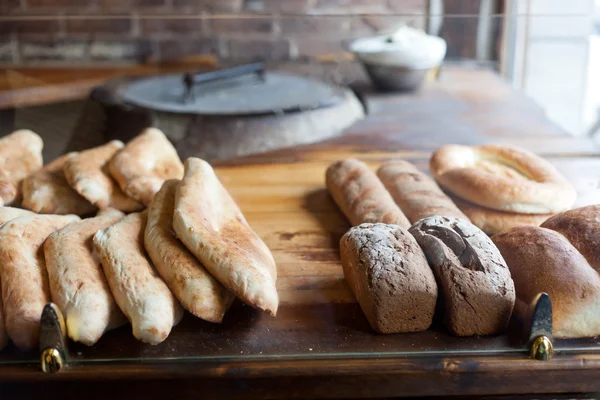 Pane fresco sul bancone del negozio — Foto Stock