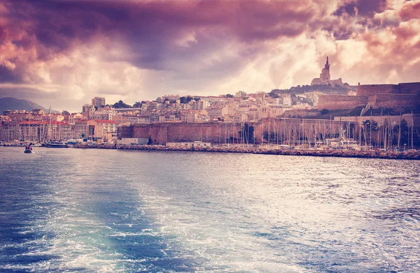 Blick auf die Stadt und den Seehafen im Hintergrund — Stockfoto