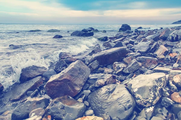Meereslandschaft, landschaftlich reizvolle große Steine — Stockfoto