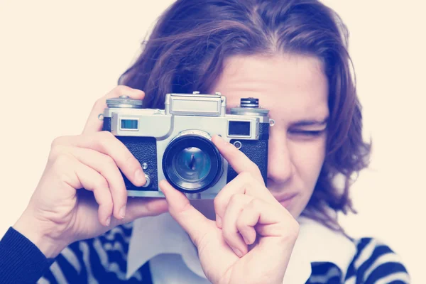 Giovane donna con fotocamera vintage — Foto Stock