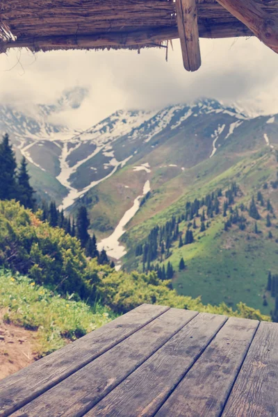 Vista sulle montagne dal gazebo . — Foto Stock