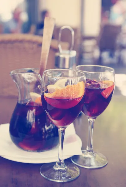 Sangria in glazen op een tafel in café — Stockfoto