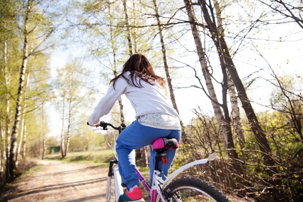 Красивая молодая женщина с горным велосипедом — стоковое фото