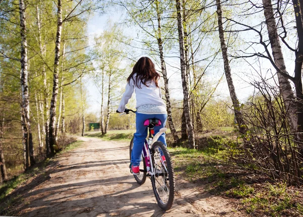 Beautiful young woman with mountain bicycle — Stock Photo, Image
