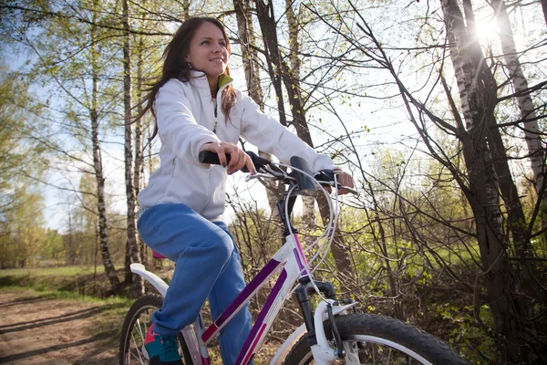 Bella giovane donna con mountain bike — Foto Stock