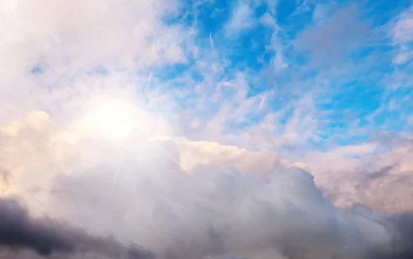 Mavi gökyüzü, bulutlar ve güneş bulutların arkasına — Stok fotoğraf