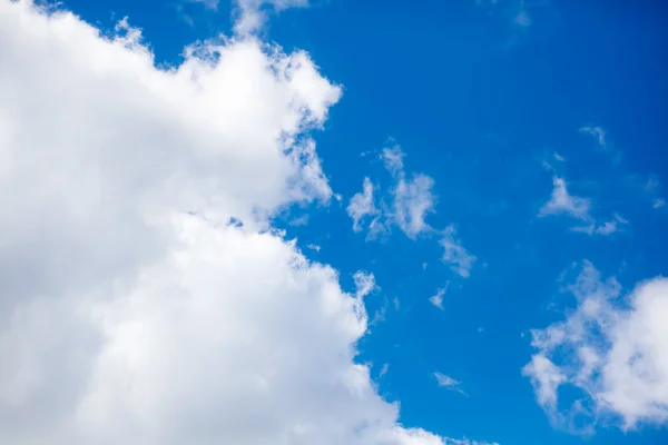 Cielo azul, nubes y sol detrás de las nubes — Foto de Stock