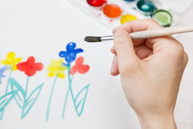 Sanatçı elinde fırça