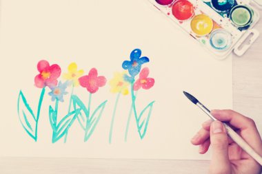 Sanatçı elinde fırça