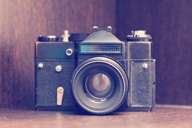 Dolabın rafındaki retro kamera, Instagram retro etkisi