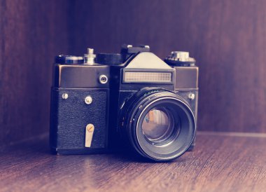 Dolabın rafındaki retro kamera, Instagram retro etkisi