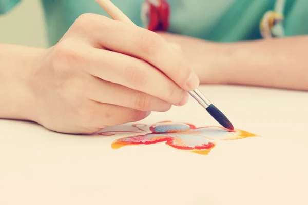 Brush in the hands of the artist — Stock Photo, Image