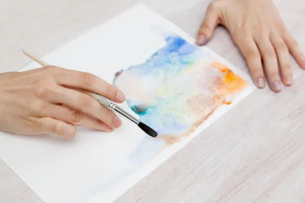 Brush in the hands of the artist — Stock Photo, Image