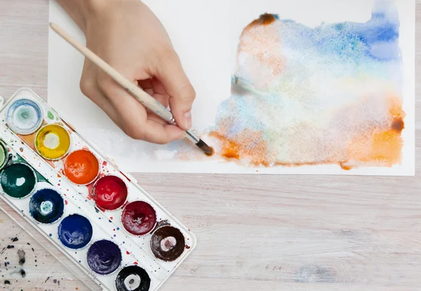 Brush in the hands of the artist — Stock Photo, Image