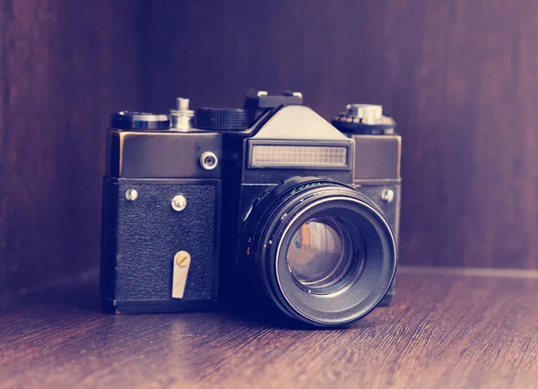 Retro kamera på hyllan i garderoben, instagram retro effekt — Stockfoto