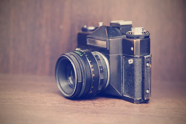 Retro camera in de kast, instagram retro effect — Stockfoto