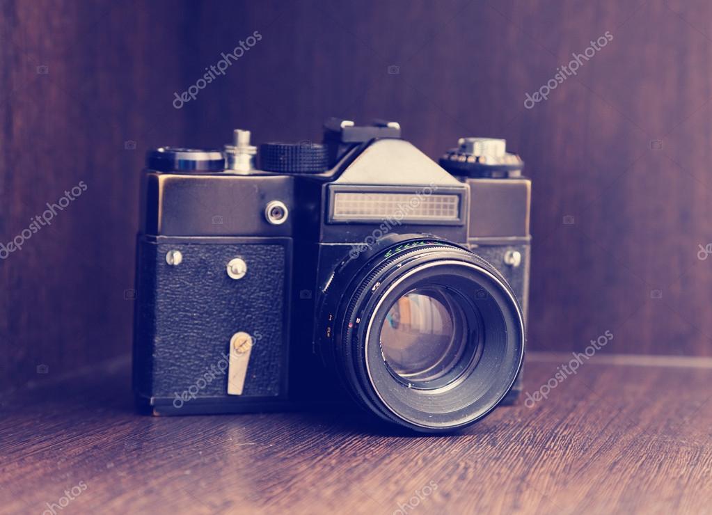 c mara retro en el estante en el armario, efecto retro instagram 2024