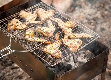Açık barbekü ızgara tavuk kanadı