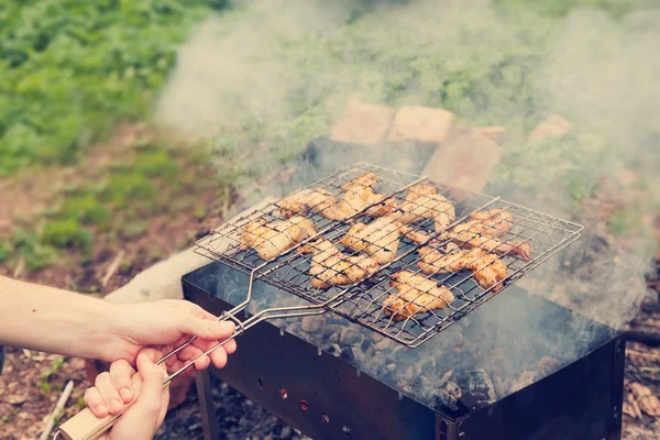 Barbacoa al aire libre, alas de pollo a la parrilla —  Fotos de Stock