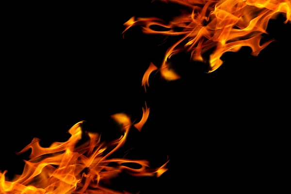 Φλόγες της μια φωτιά σε σκούρο φόντο — Φωτογραφία Αρχείου