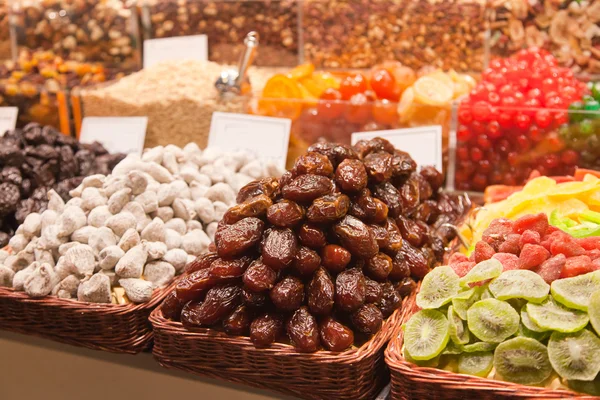 Torkad frukt på counter marknaden — Stockfoto