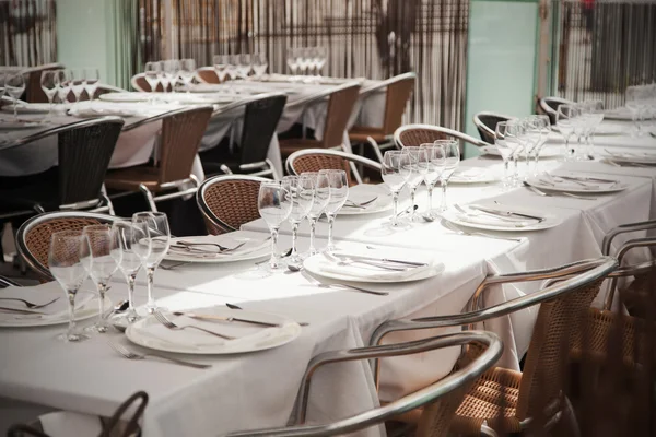 White tablecloth and empty glasses in restaurant — Stock Photo, Image